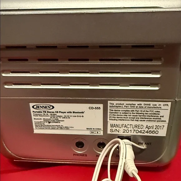 Jensen silver and white stereo cd player/radio - Picture 2 of 9